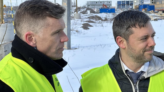 Bruno Marchand et Pierre-Luc Lachance ont sur le chantier d'une nouvelle ligne de tramway en construction au centre-ville d'Helsinki.