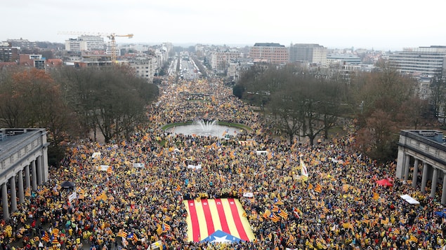 Vue aérienne de la grande place où se sont rassemblés près de 45 000 manifestants procatalogne à Bruxelles.