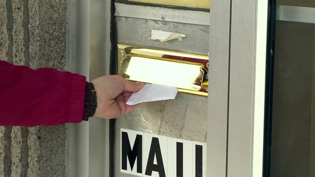 Un candidat à T.-N.-L. aurait tenté d’intercepter des bulletins de vote Un candidat à T.-N.-L. aurait tenté d’intercepter des bulletins de vote
