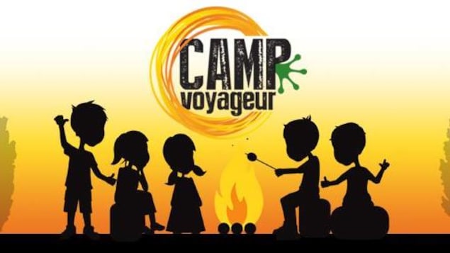 Le Camp voyageur, représenté par des enfants autour d'un feu.
