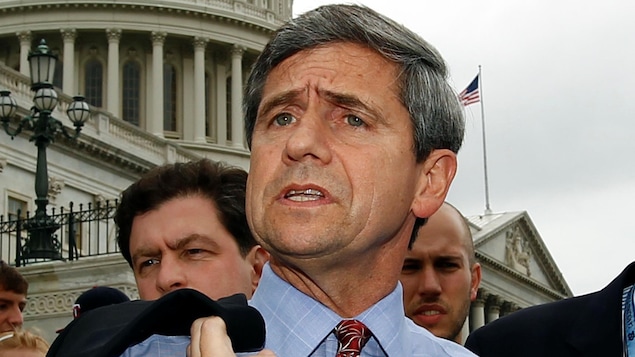 Il est devant le Capitole à Washington.