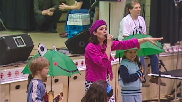Carmen Campagne chante lors d'un spectacle pour enfant à l'occasion du Francothon en 2005 à l'école Monseigneur de Laval.