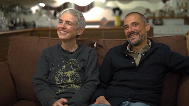 Cécile et Jérôme sont assis sur un divan. Ils sourient. Photo prise au Yukon en septembre 2022.