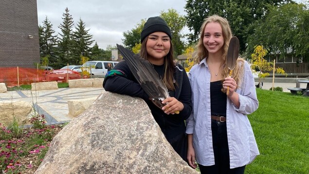 Jodi Fourre (gauche) et Tasha Ising (droite)  lors de l'inauguration de classe autochtone en plein air à l'École secondaire Oak Park. à Winnipeg le 15 septembre 2022. 