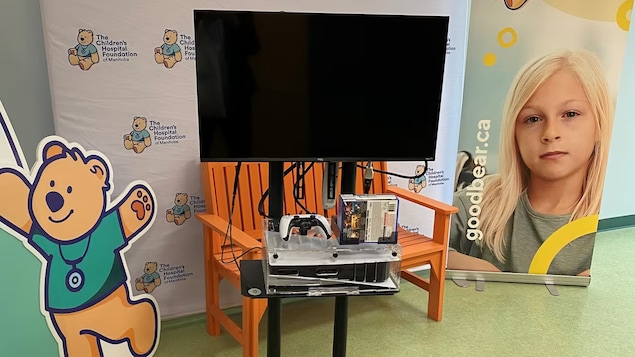 L'une des stations mobiles de jeux vidéo fournit par Joey Halldorsson à l'Hôpital pour enfants de Winnipeg, au Manitoba, dans le cadre de la campagne Korbin's Wish.