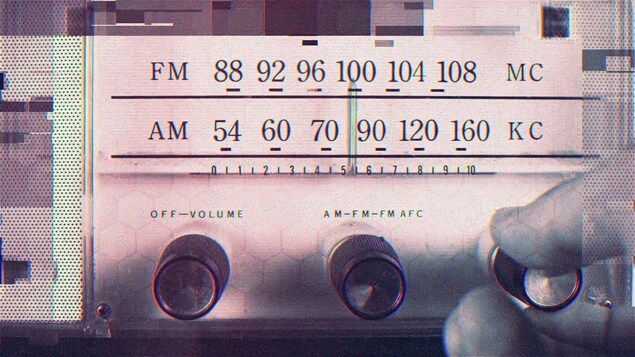 Au siècle dernier, les premiers balbutiements de la radio ont été marqués par une absence quasi totale de réglementation jusqu’à ce que les autorités flairent le potentiel de dérapages.
