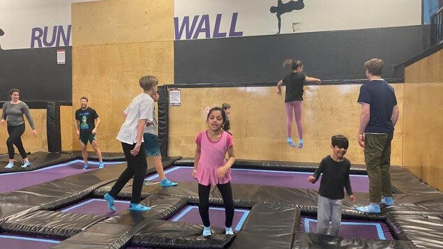 De jeunes enfants et des adultes dans un parc à trampolines le 19 mars 2023 à Saskatoon.