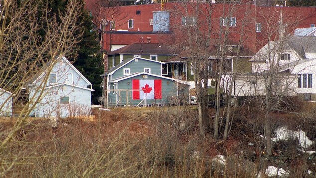 Un couple du Maine installe un drapeau canadien visible depuis le N.-B. en solidarité