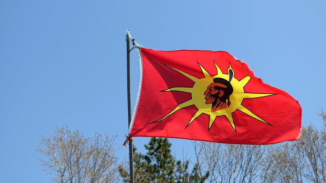 Le drapeau des Warriors flotte dans la communauté mohawk de Kanesatake, près de Montréal.