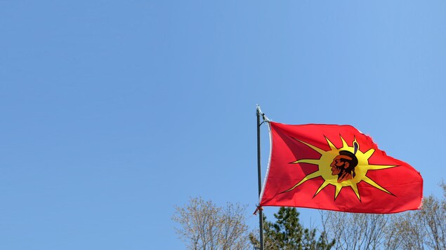 Le drapeau des Warriors flotte dans la communauté mohawk de Kanesatake, située près de Montréal.