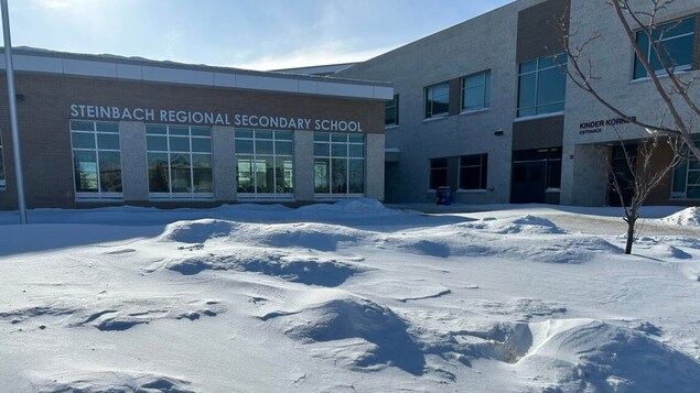 Appels menaçants : les écoles de Steinbach et Kleefeld rouvrent lundi