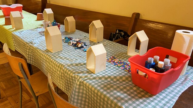 Des objets de bricolage d'enfants posés sur une table.