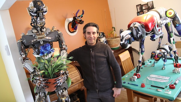 Étienne Cyr montre ses sculptures de robot et de fauve.