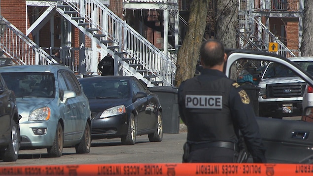 Un ruban orange bloque l'accès à une rue de Trois-Rivières où les policiers interviennent auprès d'une personne en crise.