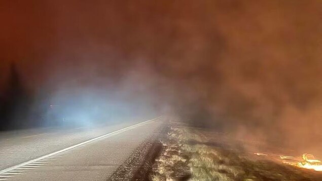 Une communauté menacée par un feu de forêt dans le nord de l’Alberta
