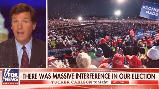Tucker Carlson, animateur-vedette de Fox News, lors d'une de ses émissions consacrées à la thèse non-fondée de la fraude électorale massive. 