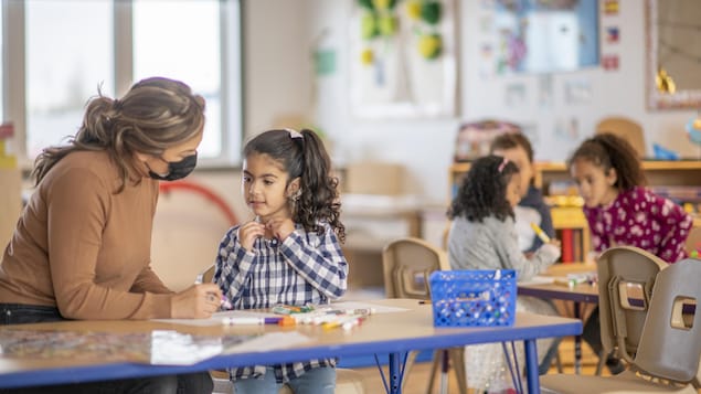 L’Ontario veut augmenter le salaire des éducatrices de la petite enfance