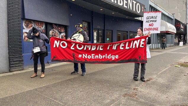 Des militants disent non au prolongement du certificat d’un gazoduc d’Enbridge