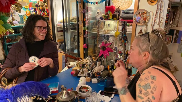 Kristy Bryan (à gauche) fait des achats au magasin The Wish Factory, à Whitehorse, en décembre 2022.