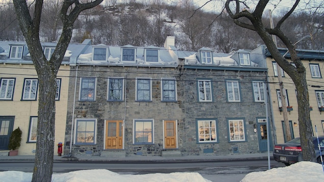 Des maisons à la façade de pierre sont dominées par le cap sur la rue Champlain. 