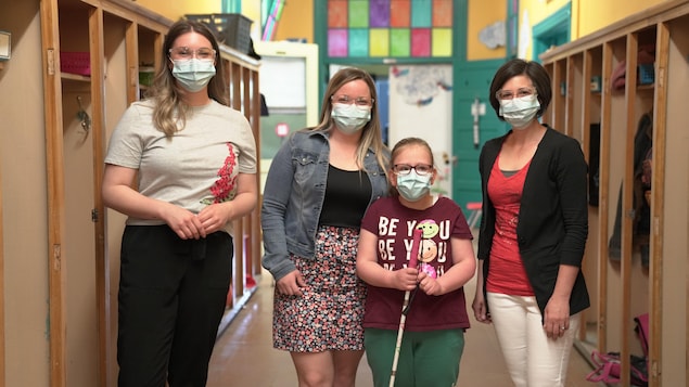 Kassandra Mercier-Demers, Marie-Pier Marcotte et Mélanie Beauchesne entourent Brianna Corriveau. 