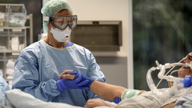 Deux personnes sur trois aux soins intensifs au Manitoba ne sont pas vaccinées Deux personnes sur trois aux soins intensifs au Manitoba ne sont pas vaccinées