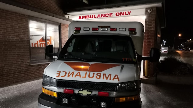 Les ambulanciers ralentis par les pénuries de personnel dans les hôpitaux ontariens