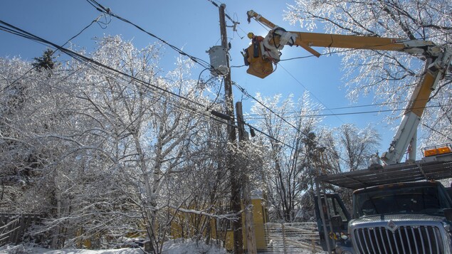 Plus de 33 000 clients privés d’électricité au Québec