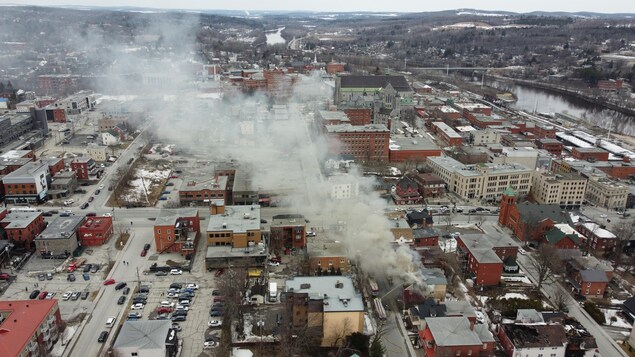 Violent incendie dans un immeuble désaffecté de Sherbrooke