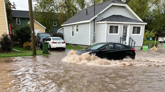 Une rue inondée à Charlottetown.