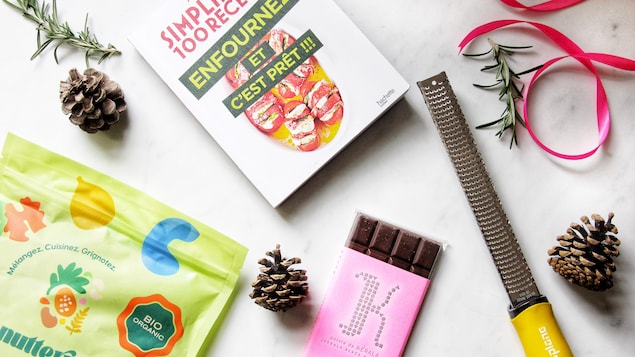 Un emballage de noix de la Nutterie, le livre « Simplissime 100 recetttes - enfournez et c'est prêt », une barre de chocolat de chez Nadège et une râpe microplane.