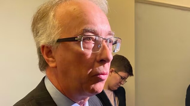 Un ancien député libéral de la Colombie-Britannique brigue la direction des conservateurs