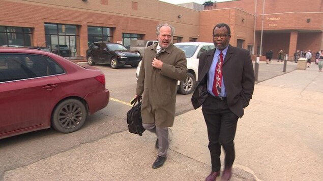 Nekdanji direktor krščanske šole obsojen napada na učence