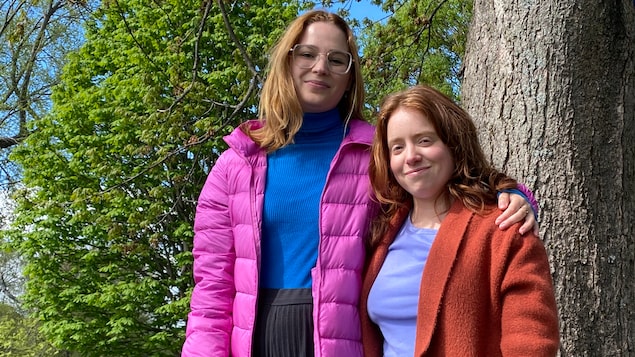 Kathleen Laurin-Mc Carthy  et Maude Boutin St-Pierre prennent la pose devant un arbre.