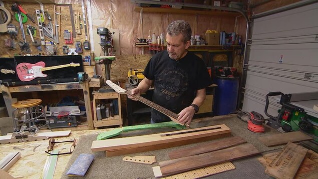 Kevin Gullion dans son atelier de fabrication de guitares à Calgary.