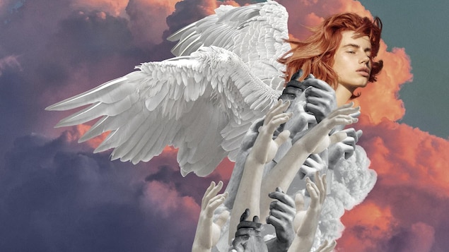 Sur fond de nuages roses, un personnage aux cheveux roux avec des ailes blanches est agrippé par des mains.