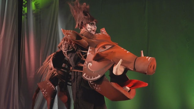 Un élève déguisé en phacochère dans la comédie musicale « Le Roi Lion ».