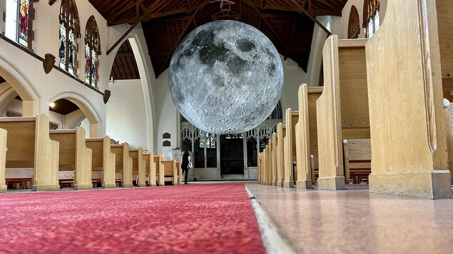 Quand la lune entre à l’église, s’ensuit une explosion d’art avec <em>Museum of the Moon</em>