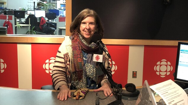 Lyne Gareau dans le studio de Radio-Canada.
