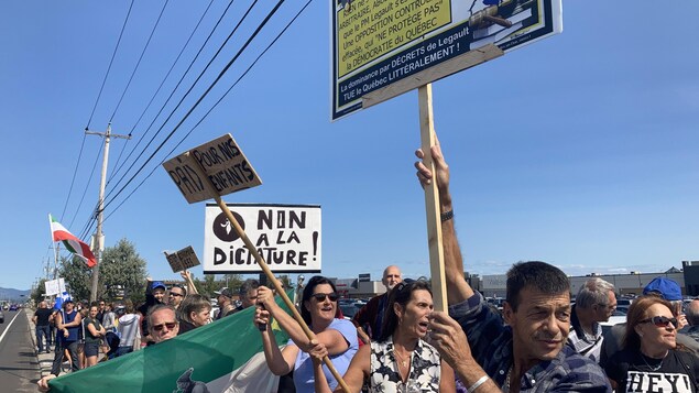 Une centaine de personnes ont manifesté contre le passeport vaccinal Une centaine de personnes ont manifesté contre le passeport vaccinal