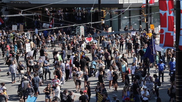 Des milliers de personnes manifestent contre le passeport vaccinal en C.-B. Des milliers de personnes manifestent contre le passeport vaccinal en C.-B.