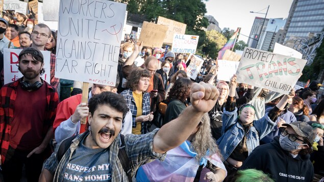 Des manifestations tendues au sujet des directives scolaires sur lidentit de genre