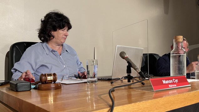 La mairesse de Chibougamau, Manon Cyr, lors d'une séance du conseil municipal. 