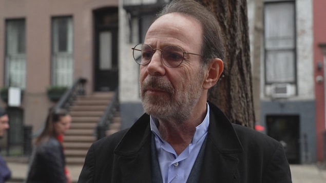 Marc Levy observe Patrice Roy lors d'une entrevue filmée à New York. 