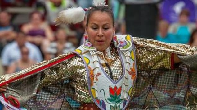 Mariette Sutherland dans un costume traditionnel de danse autochtone.