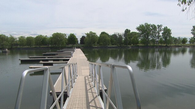 Une marina vide. Une marina vide.