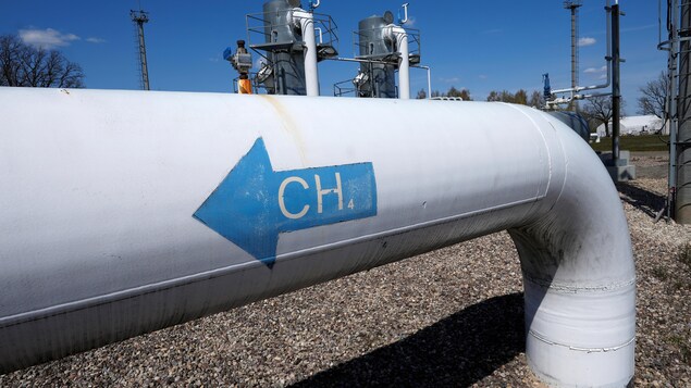  Le symbole du méthane (CH4) inscrit sur un tuyau de l'installation de stockage de gaz souterrain de la Conexus Baltic Grid à Incukalns, en Lettonie.