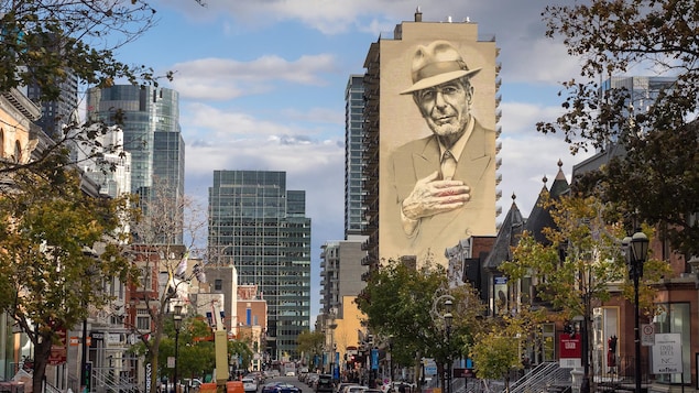 Le portrait de Leonard Cohen sur le mur d'une tour à Montréal.