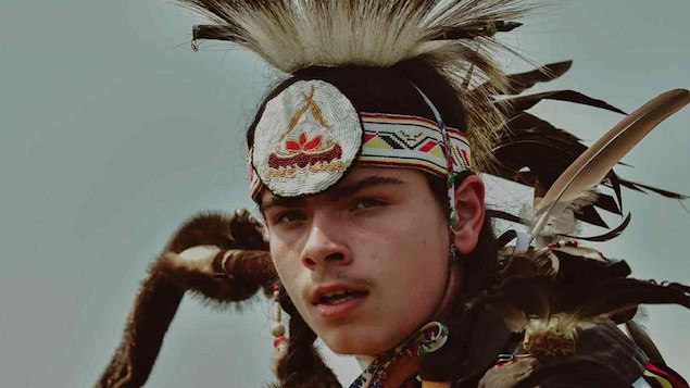 Noah-Xavier Ducasse lors d'un pow-wow.