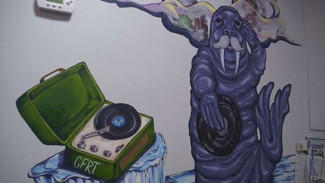 Une murale de morse qui tient dans ses nageoires un disque à côté d'un tourne-disques avec les lettres de CFRT.